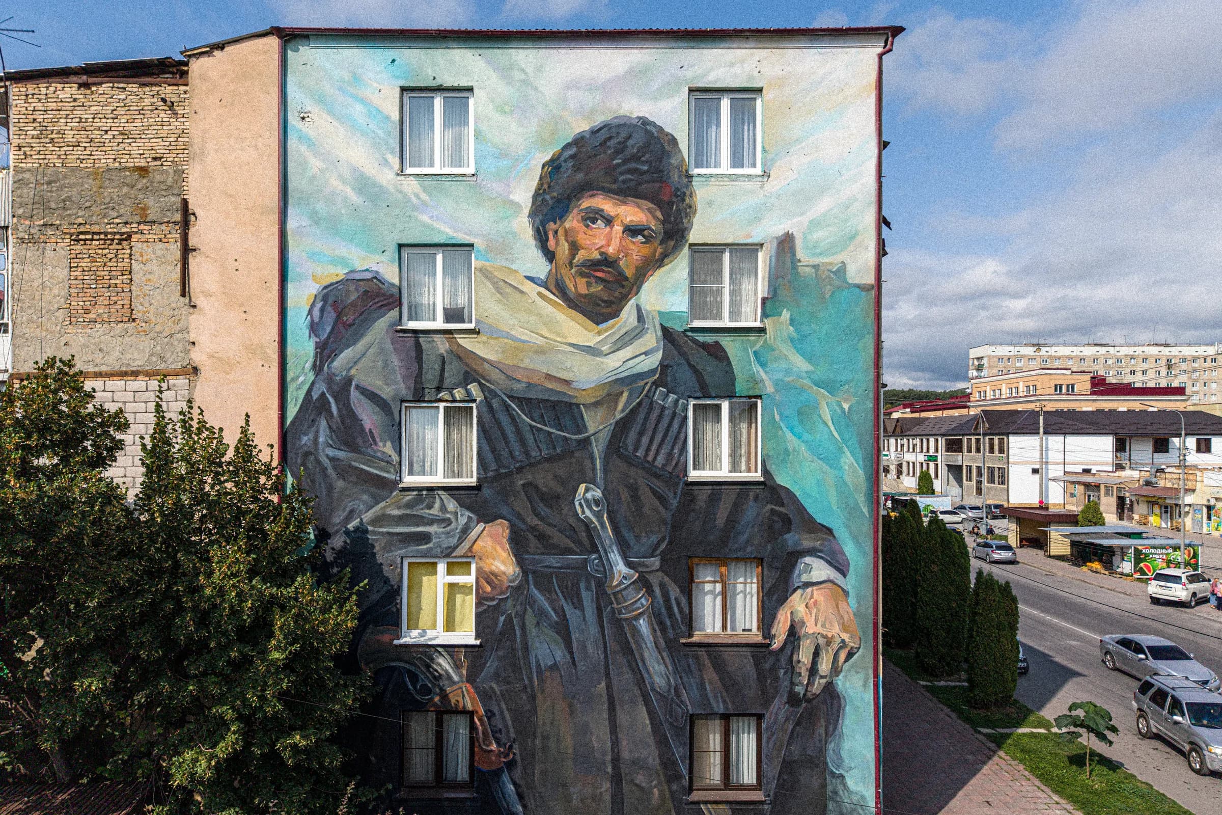Монументальная работа «Бега Кочиев» на фасаде